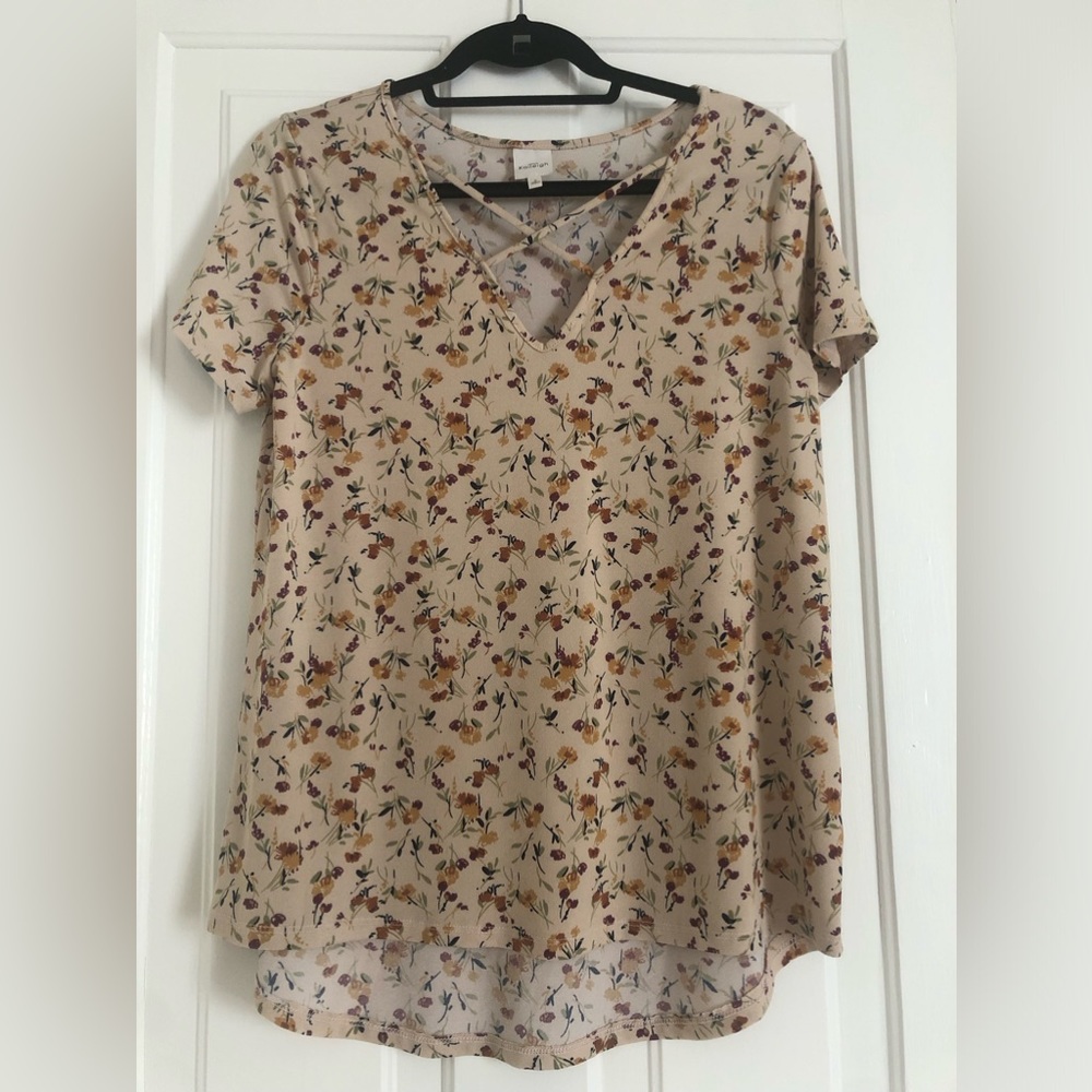 Kaileigh short sleeve flowered top - size medium